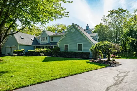 101 Mountain Ridge Dr, Mount Sinai, NY 11766