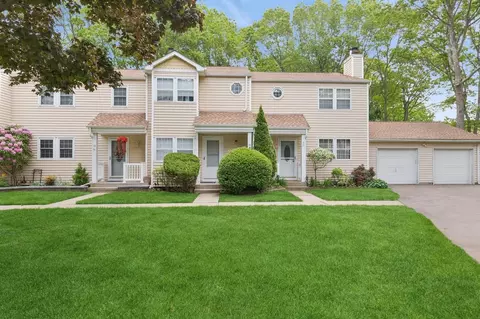 18 Taylor Cmns, Yaphank, NY 11980