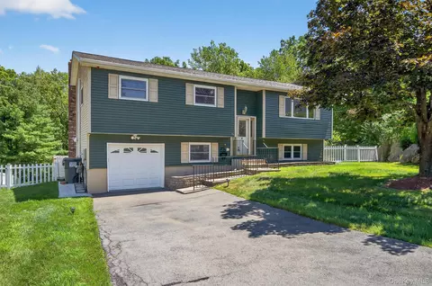 95 Rolling Meadows Rd, Middletown, NY 10940