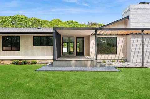 54 Meeting House Rd, Westhampton Beach, NY 11978