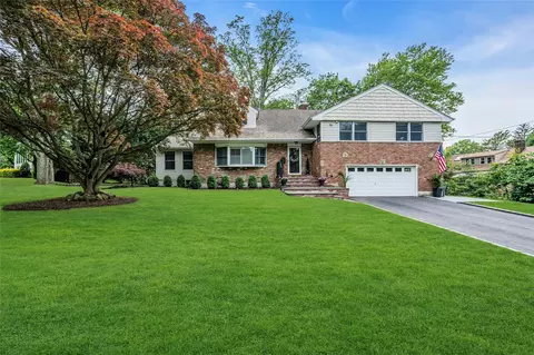 45 Pool Dr, North Hempstead, NY 11576