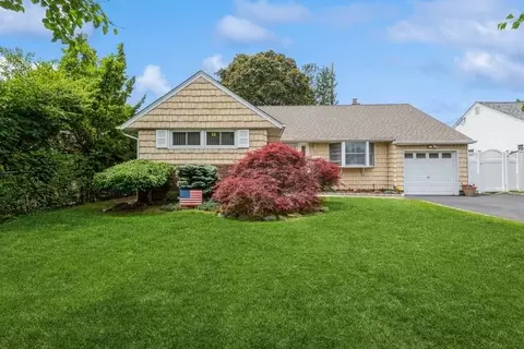 17 Chester Ave, Massapequa, NY 11758
