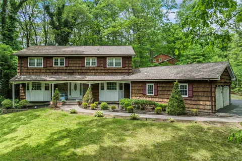 9 Maryland St, Dix Hills, NY 11746