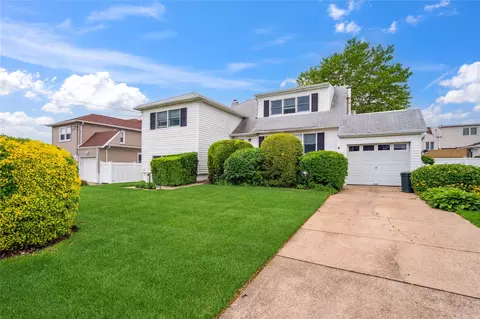 227 Lincoln Ave, Island Park, NY 11558