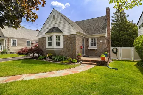 10 Wagg Ave, Malverne, NY 11565