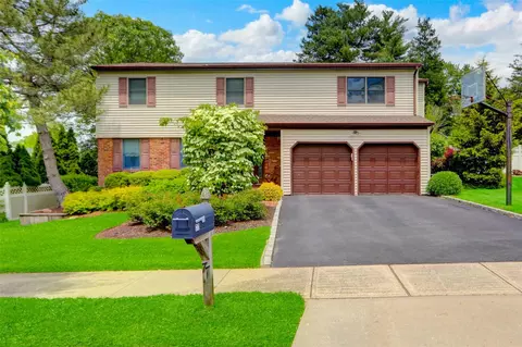 77 Barry Ln, Syosset, NY 11791