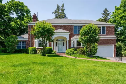 14 Pond Park Rd, North Hempstead, NY 11023