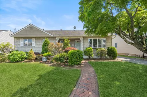 697 Byron Ave, Franklin Square, NY 11010