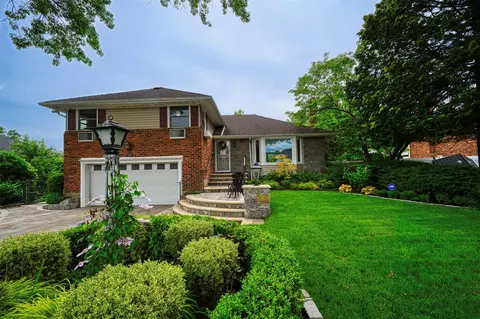 613 Gary Pl, Westbury, NY 11590