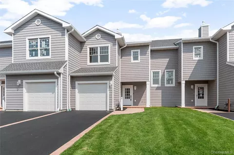 7 Ocean Watch Ct, Freeport, NY 11520
