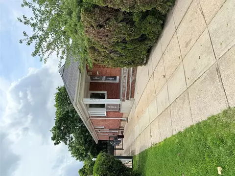 56-10 E Hampton Blvd, New York, NY 11364