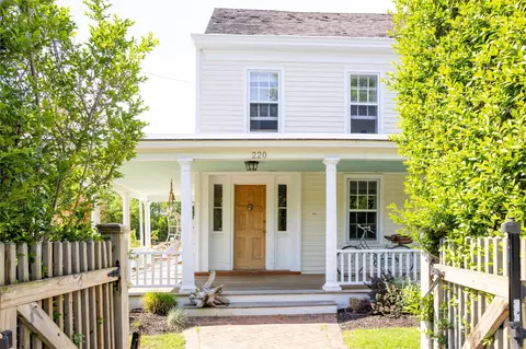 675 Champlin Pl, Greenport, NY 11944