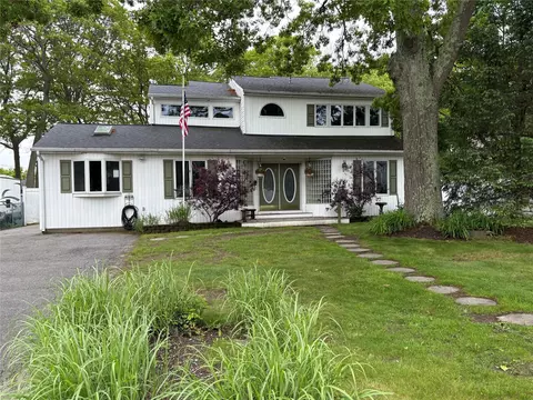8 Sachs St, Bay Shore, NY 11706