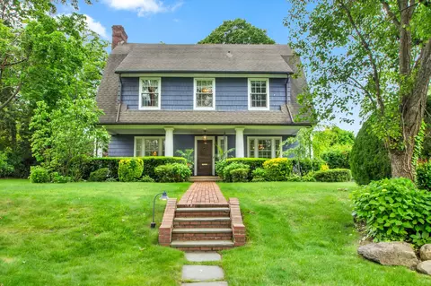 7 Middle Dr, North Hempstead, NY 11030