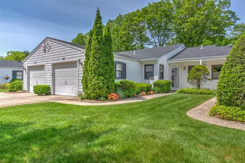 95 Knolls Dr, Stony Brook, NY 11790