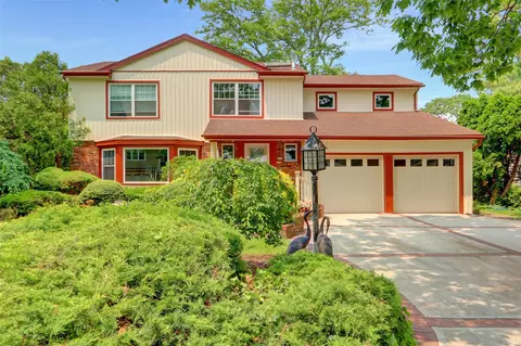 86 Country Village Ln, North Hempstead, NY 11040