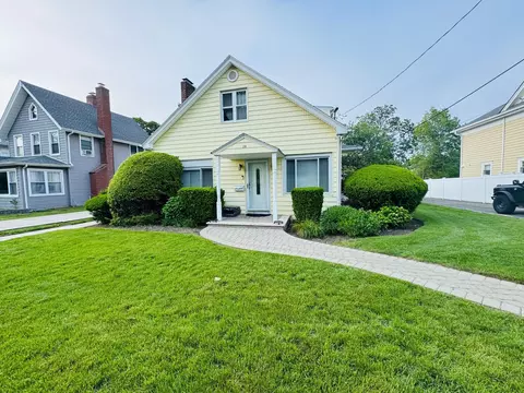 28 Brower Ave, Woodmere, NY 11598