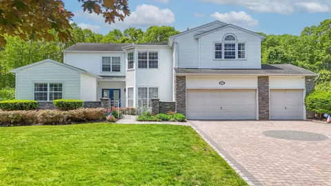 8 Wisteria Ln, Lake Grove, NY 11755