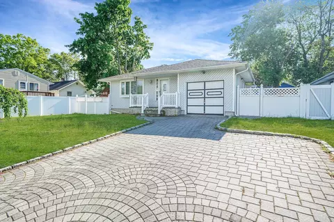 8 Adolphi Pl, Ronkonkoma, NY 11779