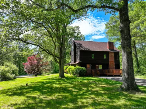 7 Elliotts Ln, Highland, NY 12528