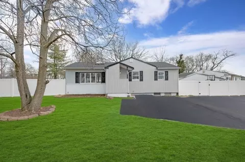 113 Applegate Dr, Central Islip, NY 11722