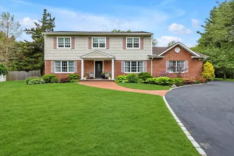 8 Bank Ct, Greenlawn, NY 11740