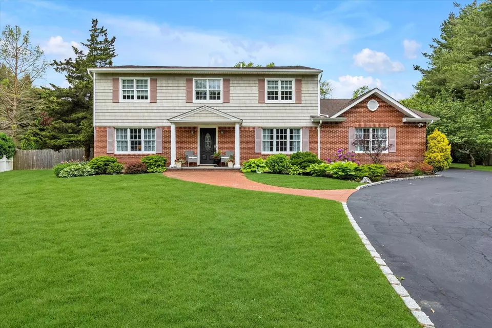  8 Bank Ct, Greenlawn, NY 11740 photo 1