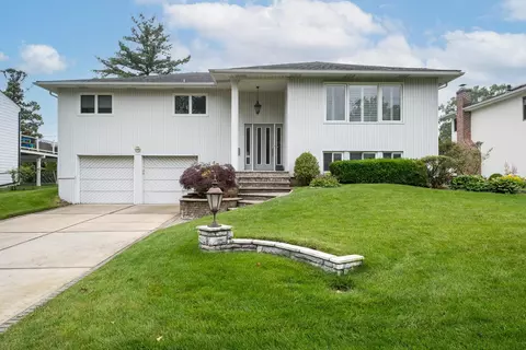 442 Old Courthouse Rd, North Hempstead, NY 11040