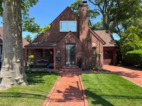 185 Wicks Ln, Malverne, NY 11565