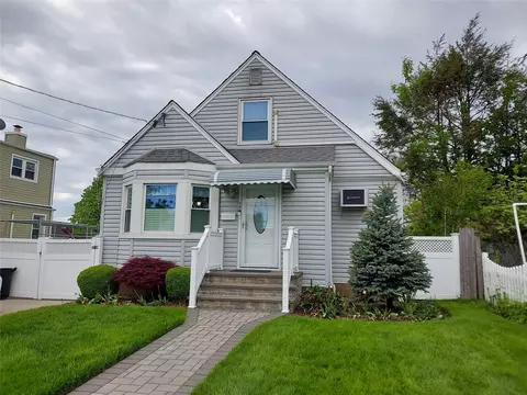 77 Francis Ct, Elmont, NY 11003