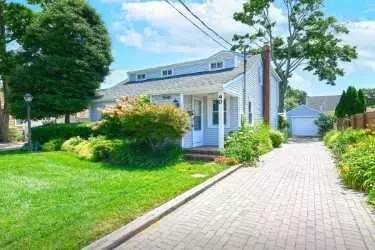 40 Pleasantview Ct, Copiague, NY 11726