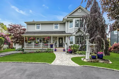 258 Timberpoint Rd, East Islip, NY 11730