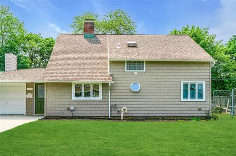 246 Willowood Dr, Wantagh, NY 11793