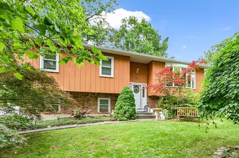 10 Catawba Dr, Clarkstown, NY 10994