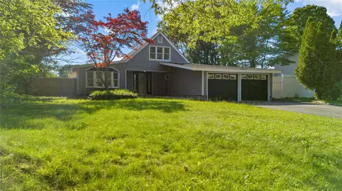28 Snowberry Ln, Islandia, NY 11749