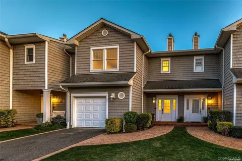 9 Ocean Watch Ct, Freeport, NY 11520