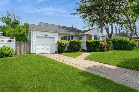 233 Violet St, Massapequa Park, NY 11762