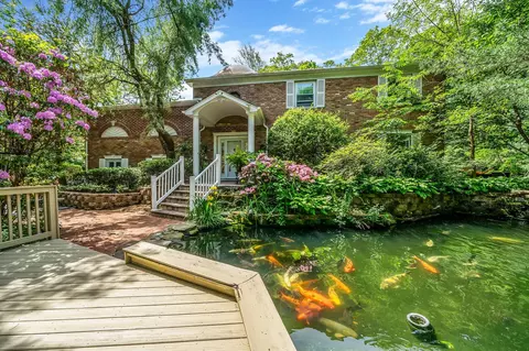 25 Rustic Gate Ln, Dix Hills, NY 11746