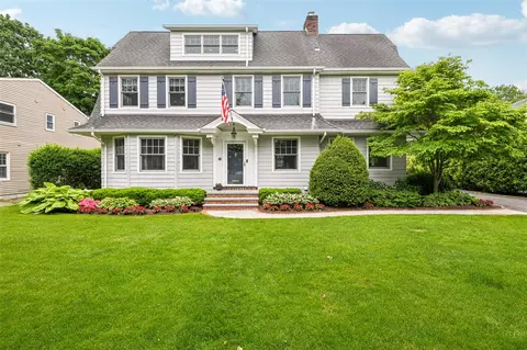 58 Poplar St, Garden City, NY 11530