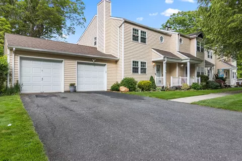 12 Franklin Cmns, Yaphank, NY 11980