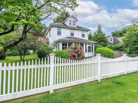 3 3rd St, North Hempstead, NY 11547