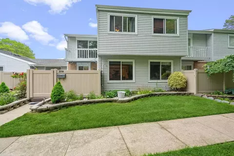 201 Springmeadow Dr #H, Holbrook, NY 11741