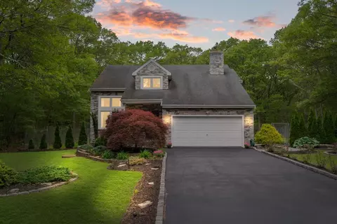 150 Hammond Ln, Centereach, NY 11720