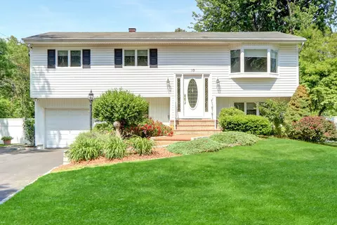 10 Charter Ct, Dix Hills, NY 11746