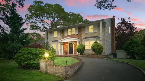 39 Sandpiper Ln, Coram, NY 11727