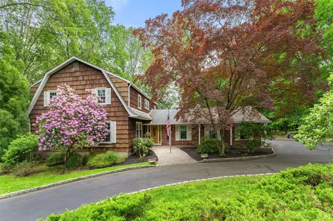 9 Stonehedge Dr, Clarkstown, NY 10994