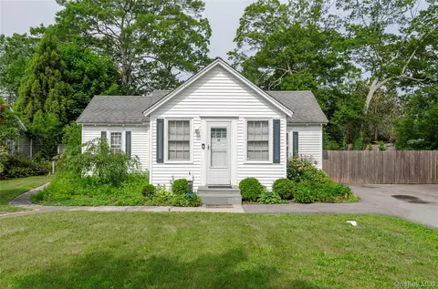24 Circuit Rd, Bellport, NY 11713