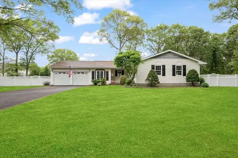 15 Maria Ct, Holbrook, NY 11741