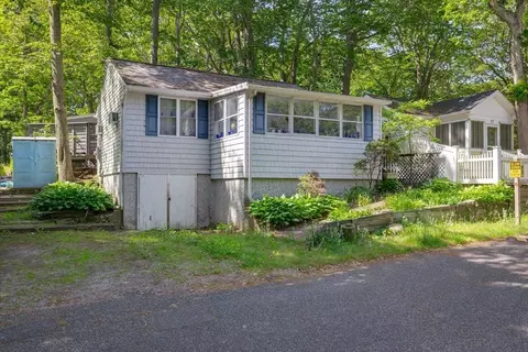 25 Cottage Rd, Calverton, NY 11933