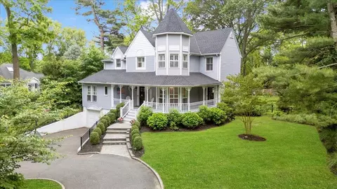 57 Harbor Park Dr, Centerport, NY 11721